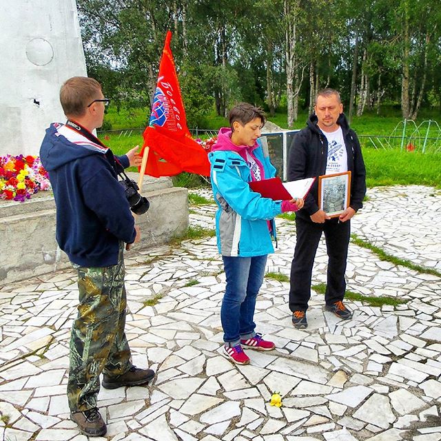 Двоюродный дядя Олега, военный летчик, погибший в ВОВ, похоронен в городе #Чупа. Поэтому мы здесь.