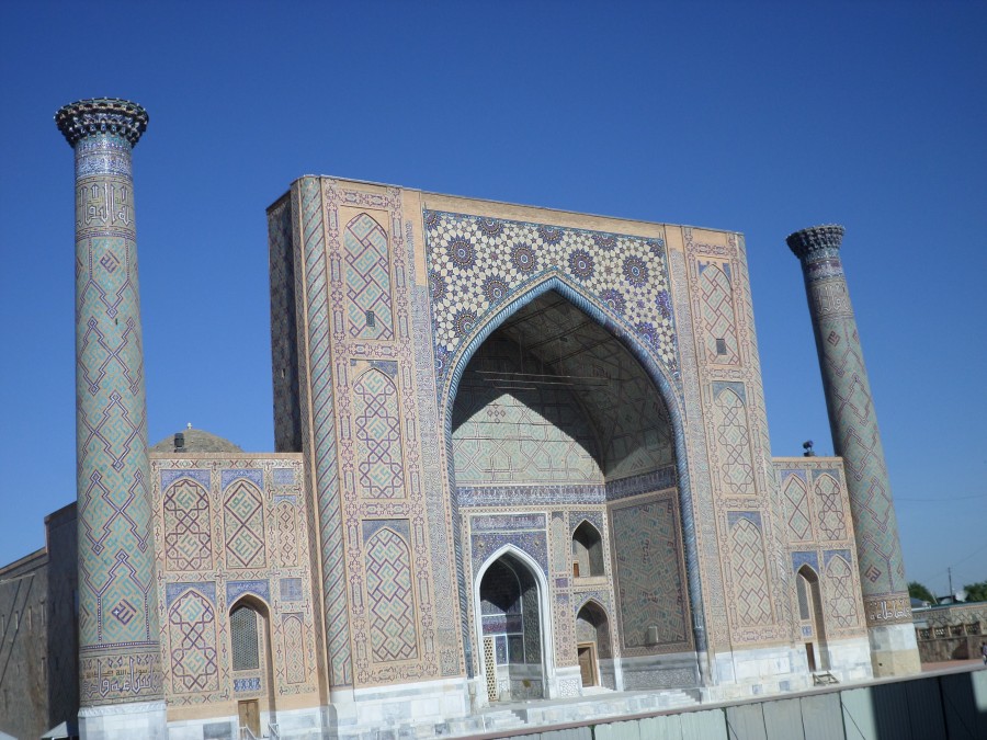 Registan_Ulugbek_madrasah2014.JPG