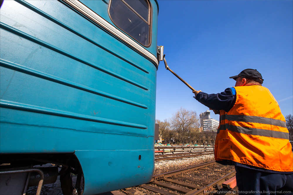 Как моют вагоны метро