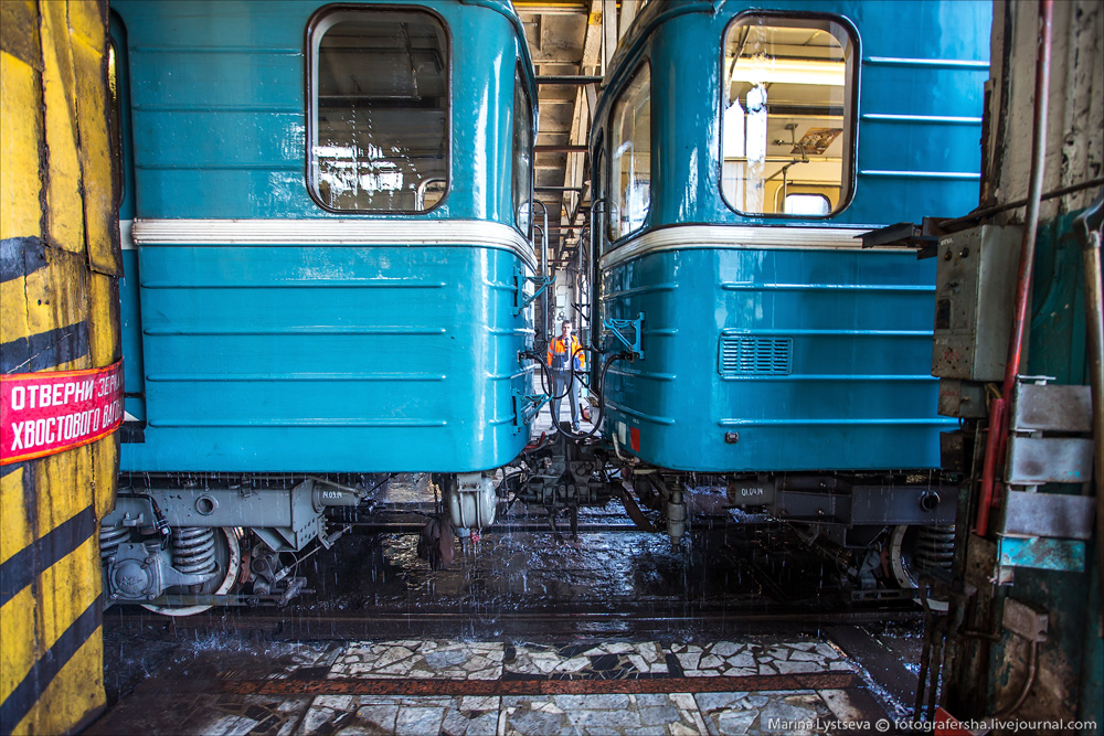 Как моют вагоны метро