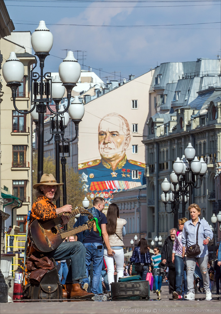 Москву украшают ко Дню Победы
