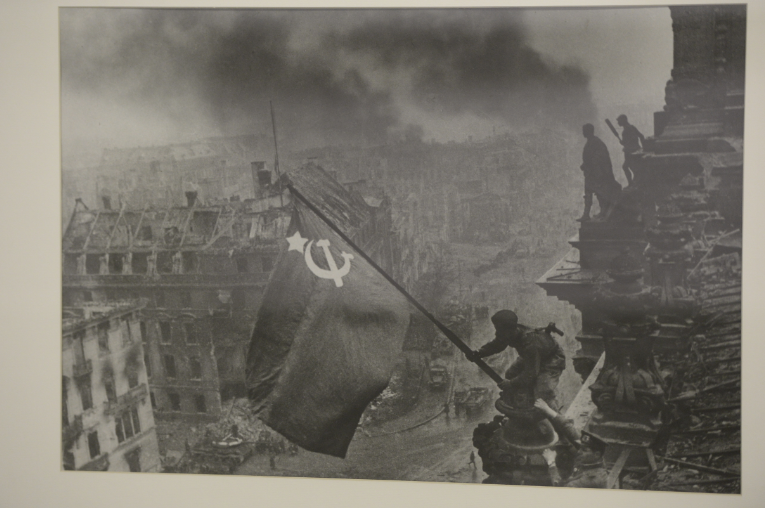 Евгений Халдей. Знамя победы над рейхстагом. Берлин, 2 мая 1945