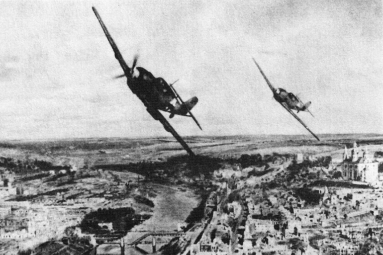 Пара немецких истребителей BF.109E в полете над Смоленском (1941 год). Фото: waralbum.ru. Strana.Ru