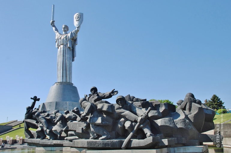 Украина. Киев. Монумент-скульптура «Родина-мать». Фото: Фотобанк Лори. Strana.Ru