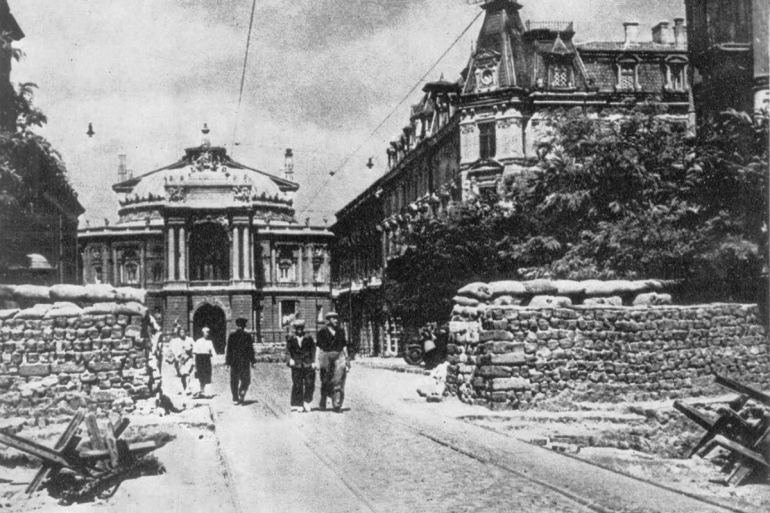 Украина. Одесса. Улица Ленина (сейчас ул. Ришельевская) во время обороны города. На дальнем плане Одесский оперный театр. Фото: waralbum.ru. Strana.Ru