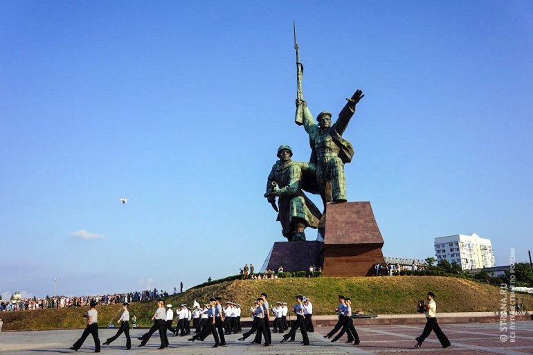 Республика Крым. Севастополь. Скульптурная композиция «Солдат и Матрос». Фото: Игорь Стомахин / Strana.ru. Strana.Ru