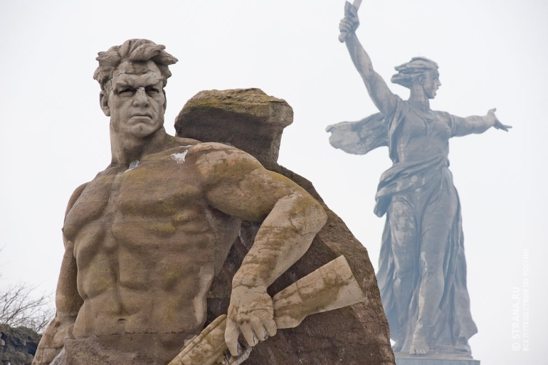 Волгоград. Мемориал на Мамаевом кургане. Скульптуры «Стоять насмерть» и «Родина-мать зовет!». Фото: Антон Агарков / Strana.ru. Strana.Ru