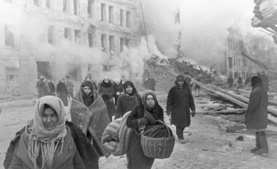 Жители блокадного Ленинграда покидают свои дома после немецкой бомбардировки (10 декабря 1942 года). Фото: Борис Кудояров / РИА Новости. Strana.Ru