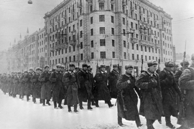Маршевые роты отправляются на фронт прямо из Москвы. На заднем плане дом № 17 по Тверской улице. Фото: Олег Игнатович / РИА Новости. Strana.Ru