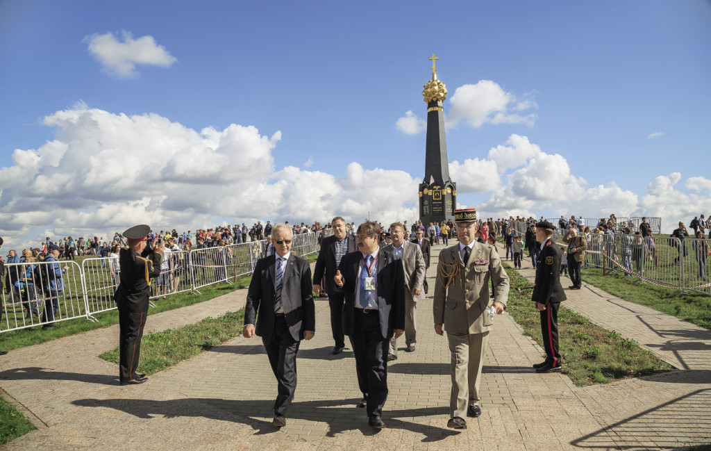 В «День Бородина» – главный праздник музея – на Бородинском поле встречаются дипломатические представители России и Франции. Директор музея-заповедника Валерий Климов с гостями. Бородино. Московская область