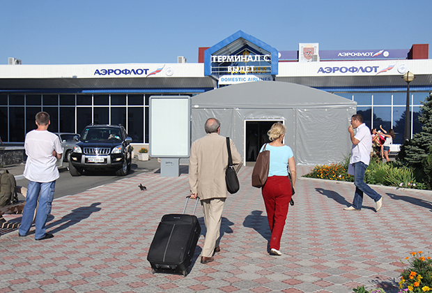 Пассажиры у Терминала С, 2014 год