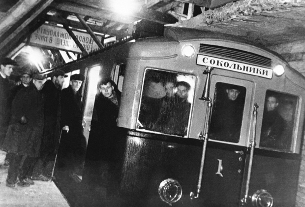 Первый испытательный поезд Московского метрополитена, совершивший пробную поездку от станции «Комсомольская» до станции «Сокольники», 1934 год