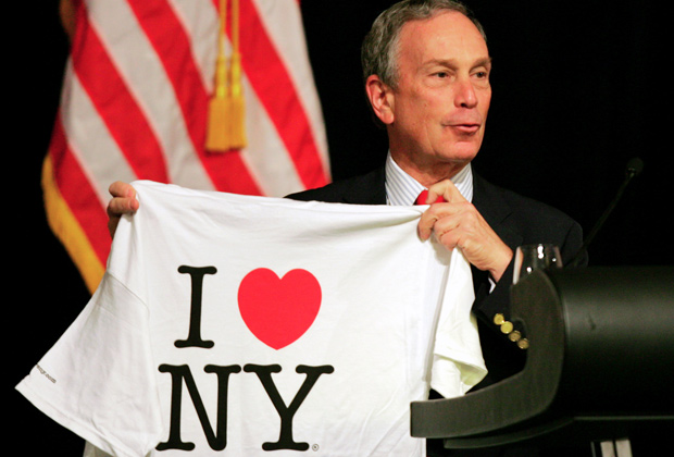 Бывший мэр Нью-Йорка Майкл Блумберг с футболкой «I Love New York»