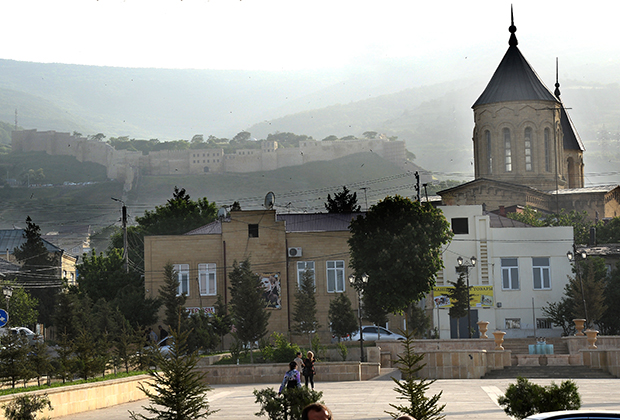 Крепость Нарын-кала (на дальнем плане) в нагорной части Дербента