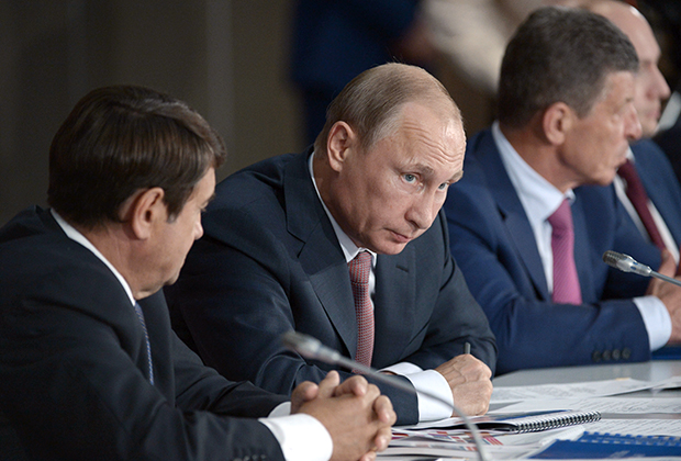 17 августа 2015. Президент РФ Владимир Путин (в центре) проводит в Крыму заседание президиума Государственного совета РФ, посвященное развитию туризма. Слева - помощник президента РФ Игорь Левитин, третий слева - заместитель председателя правительства РФ Дмитрий Козак.