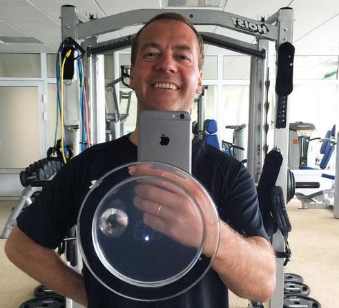 Недавнее селфи премьера Медведева на iPhone 6