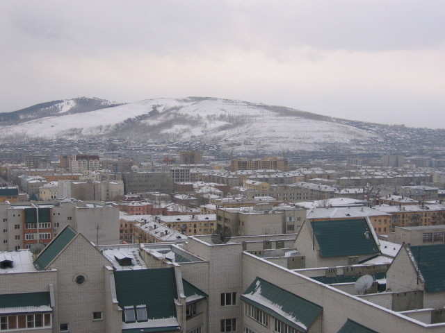 На заднем плане вид на частный сектор Титовки