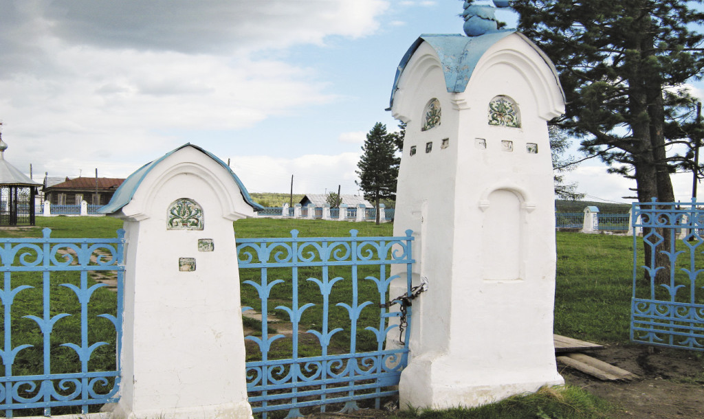По преданию, изразцовые вставки ограды мемориального парка вокруг ямы Михаила Романова расписывал сам Васнецов. Пермский край