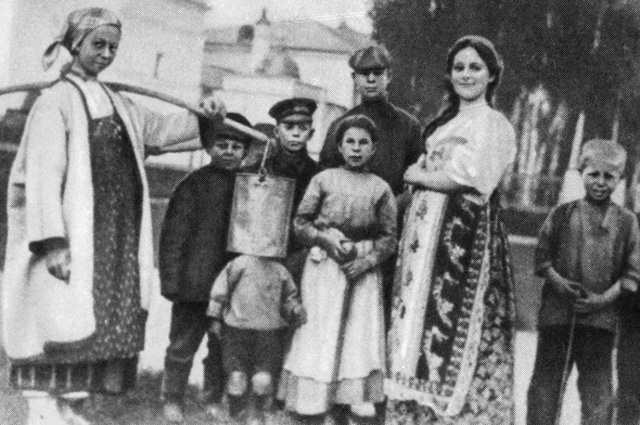 Русский поэт Сергей Есенин (3-й справа) среди односельчан-константиновцев.