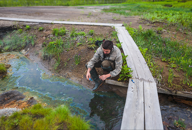 Артем Акшинцев берет пробы воды.