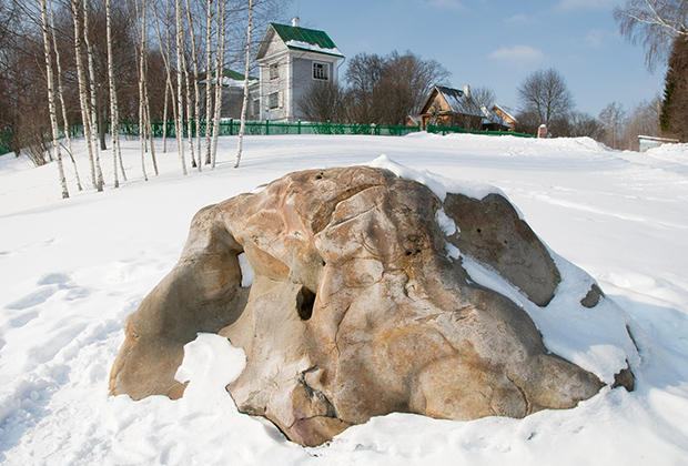Блоковский камень в усадьбе Шахматово