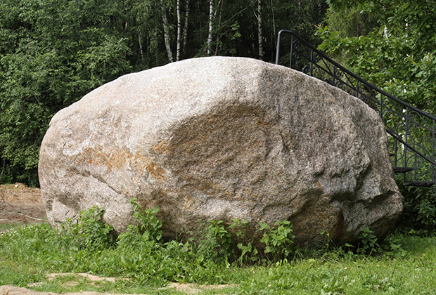 Камень-гигант в деревне Лызлово