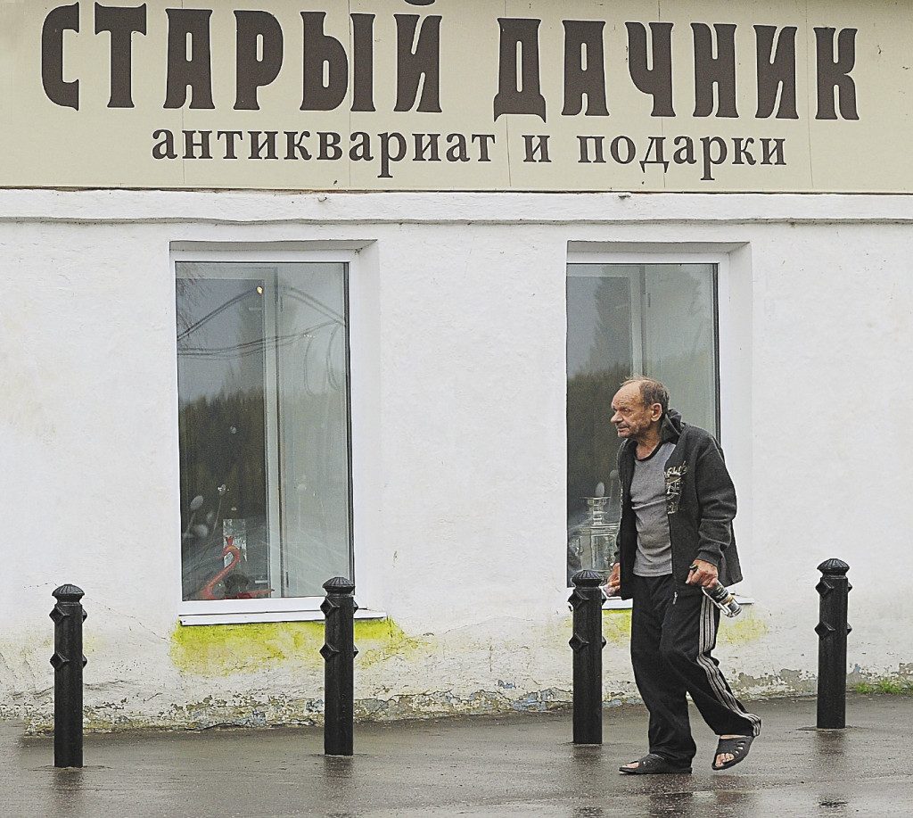 Купив себе крепкий напиток, традиционный для русской провинции, местный житель направляется в магазин за подарками для домашних. Ивановская область