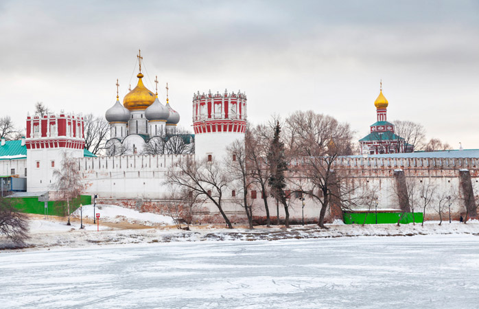 Новодевичий монастырь похож на декорацию к русской народной сказке. 