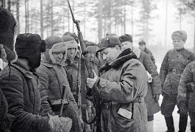 Генерал Терентий Фомич Штыков (на первом плане справа) рассматривает вооружение красноармейцев во время советско-финляндской войны 1939-1940 годов. 