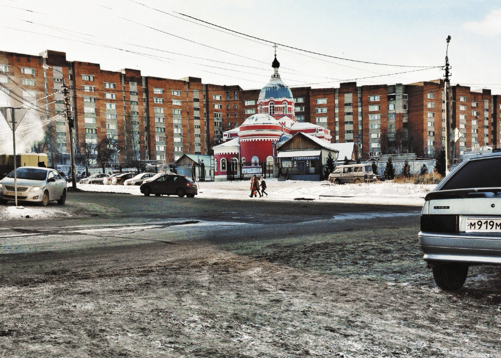 В городе очень много разнообразных, как больших, так и маленьких, церквушек.