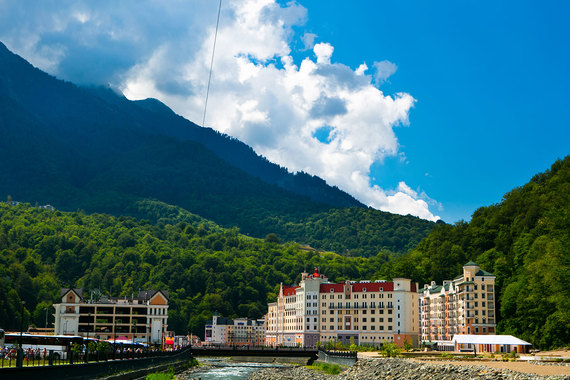 Отели горного кластера Radisson и Park Inn Rosa Khutor расположены почти ровно напротив друг друга