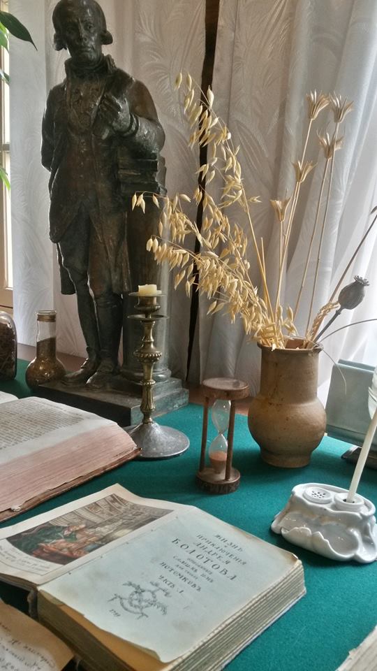 Болотов - книга и статуя
