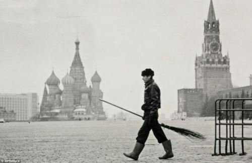 11. Дворник на Красной площади. Снимок Геннадия Бодрова, сделанный в 1988-1990 годах, оценен в 2-3 тысячи фунтов стерлингов.