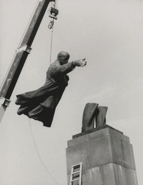 2. Лицо эпохи и прощайте, товарищи по партии! Фотограф Антанас Суткус. Лот из двух был продан за 6-8 тысяч фунтов стерлингов.