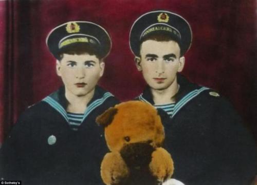 1. Матросы. Автор - Борис Михайлов. Снимок вручную раскрашен анилиновыми красителями. Продан за 20000 фунтов стерлингов.