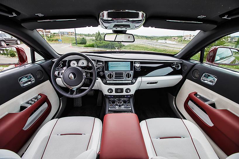 В Rolls-Royce называют Wraith воплощением непреходящей элегантности, в которой сливаются мощь, стиль, эффектность и легкий оттенок нуар-эстетики