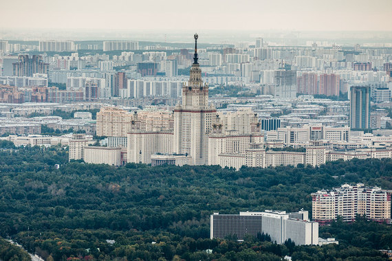 В ясную погоду можно увидеть даже территорию Московской области (на дальнем плане)