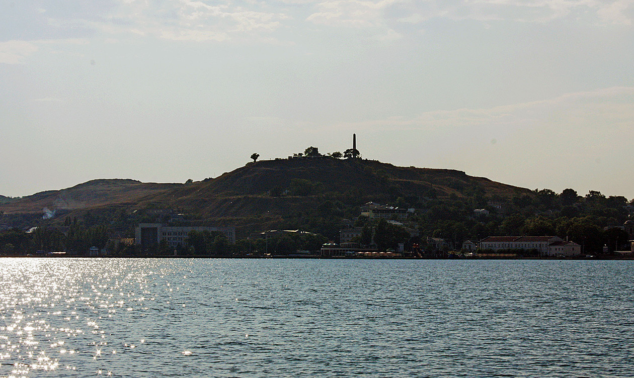 Гора Митридат. Вид с моря. Фото: © Личный архив Владимира Толстикова