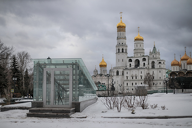 Новый сквер на месте разобранного 14-го корпуса Кремля появился в рекордные сроки. У парка пока нет своего названия, но не исключено, что оно появится после общественного обсуждения