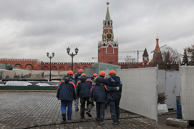 С учетом того, что территория Московского Кремля включена в список Всемирного наследия ЮНЕСКО, Путин указал на необходимость проинформировать эту организацию обо всех аспектах проводимых работ