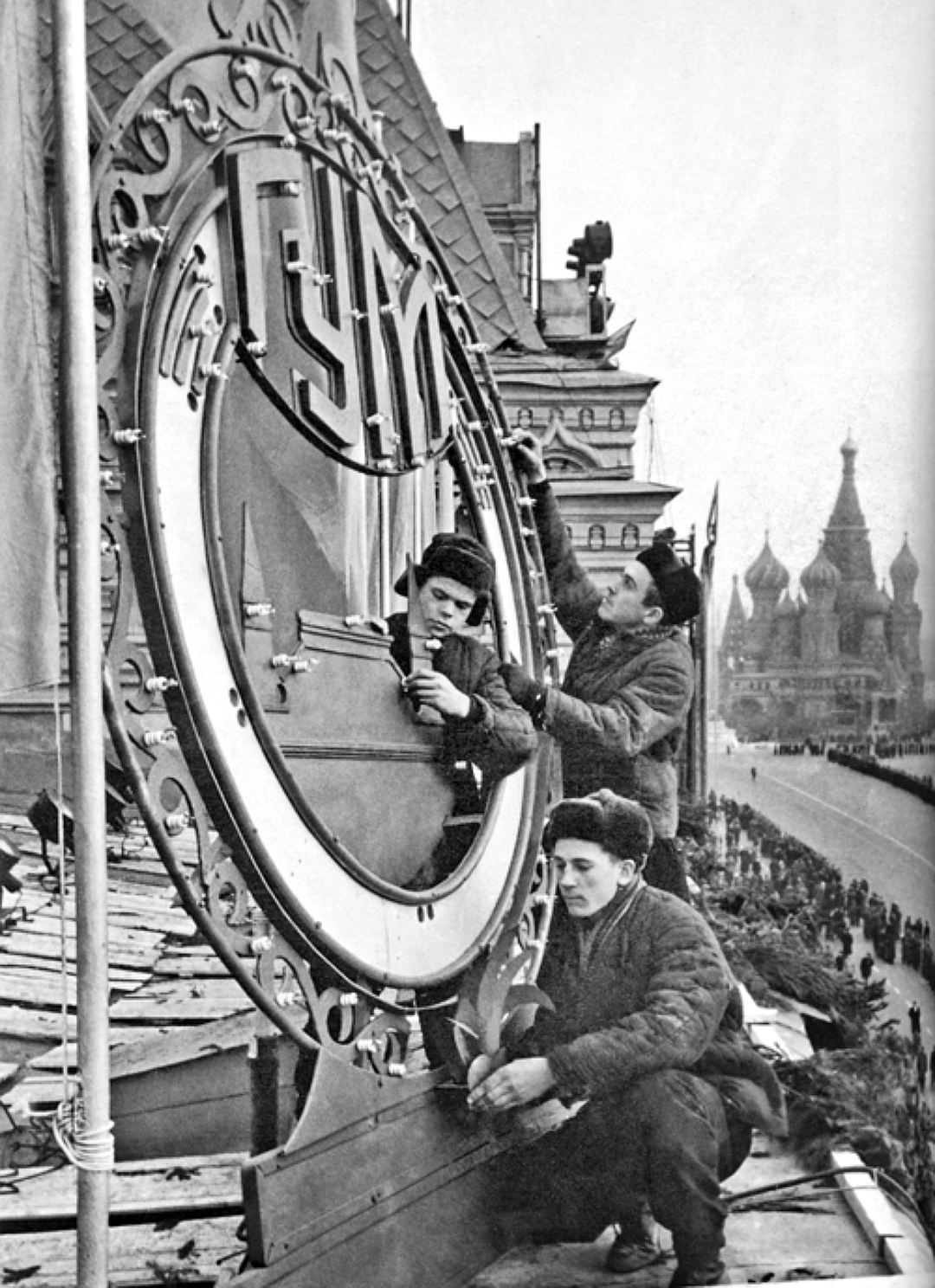 6Эмблему ГУМа придумал художник Александр Родченко в 1923 году. С тех пор написание этих трех букв в логотипе магазина не менялось..jpg