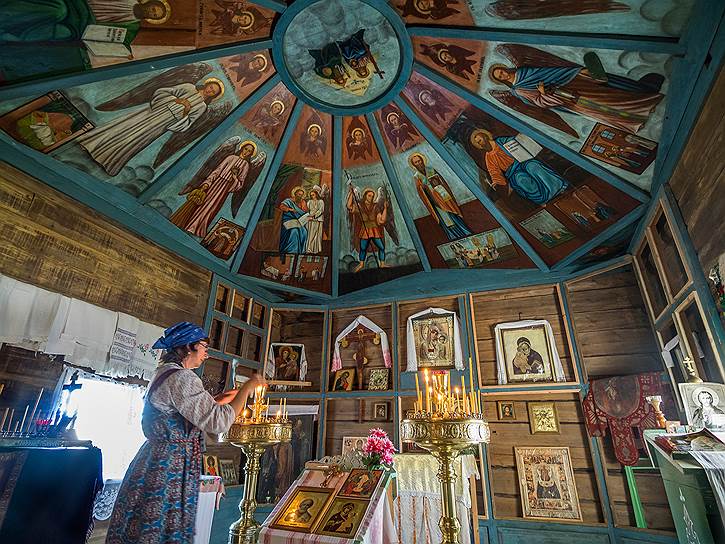 Часовня Николая Чудотворца в Усть-Поче. "Небеса" в 1881 году расписал местный мастер, которому в ту пору было 17 лет 