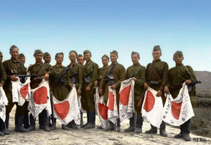 Советские солдаты с трофеями, 1945 год. | Фото: phototopic.ru.