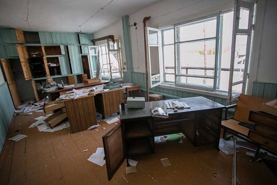 Местные надеются, что, может быть, какие-нибудь туристы захотят приехать и посмотреть на заброшенную колонию