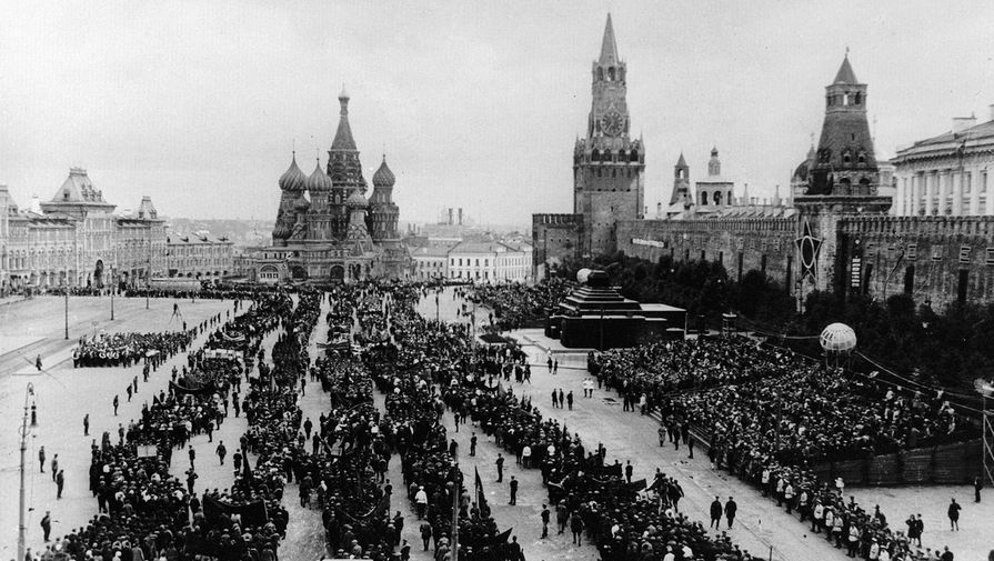 Первомайская демонстрация трудящихся на Красной площади в Москве, 1935 год
