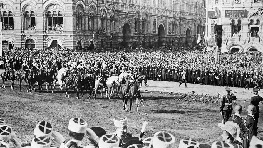 Церемония приветствия российского императора Николая II (в центре) на Красной площади во время...