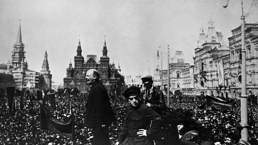 Владимир Ильич Ленин произносит речь с Лобного места на Красной площади на открытии временного...