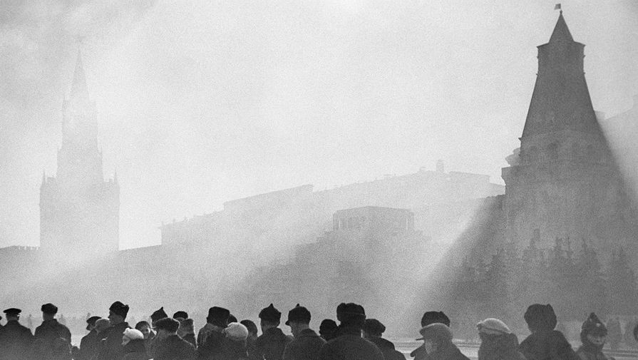 Очередь в Мавзолей В.И. Ленина на Красной площади в Москве. 1930-е годы 