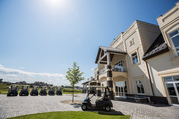 Вторым в России Golf Digest назвал поле клуба «Завидово», его полное официальное название «Завидово» PGA National. Это уточнение говорит о том, что здешнее поле - единственное в России, лицензированное Ассоциацией профессиональных гольфистов Великобритании и Ирландии (PGA), основанной в 1901 г.