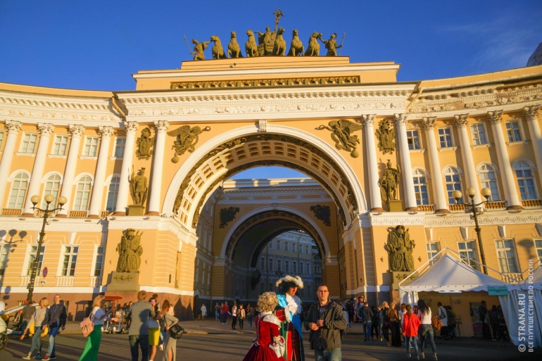 С колоннады Исаакиевского собора просматривается арка Главного штаба. Фото: Игорь Стомахин / Strana.ru. Strana.Ru